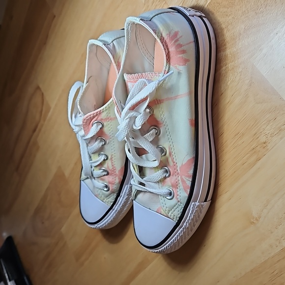 Converse shoes - Picture 2 of 9